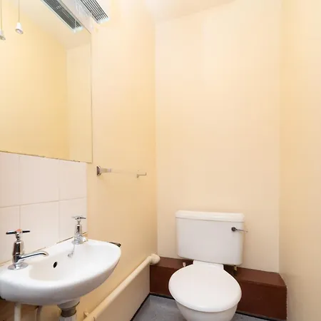 Joivy Economy 4 And 5 Bed Flats, Close To Old Town And Royal Mile - Adults Only Edinburgh