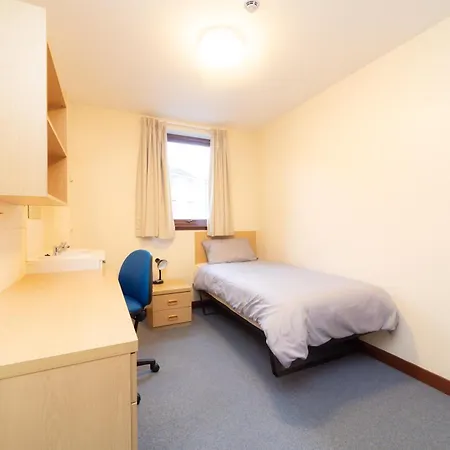 Joivy Economy 4 And 5 Bed Flats, Close To Old Town And Royal Mile - Adults Only 에든버러