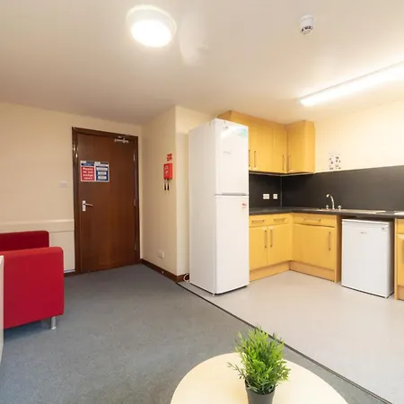 Joivy Economy 4 And 5 Bed Flats, Close To Old Town And Royal Mile - Adults Only 에든버러