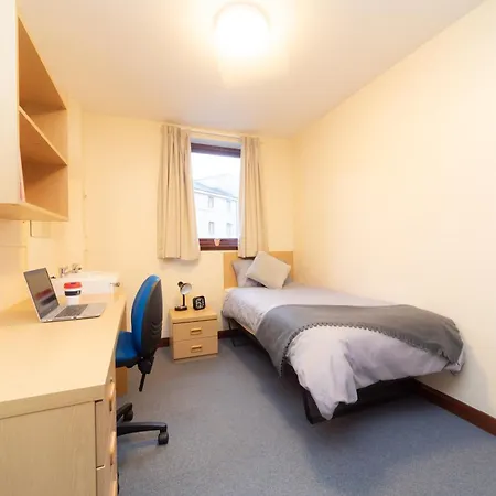 Joivy Economy 4 And 5 Bed Flats, Close To Old Town And Royal Mile - Adults Only * Edinburgh