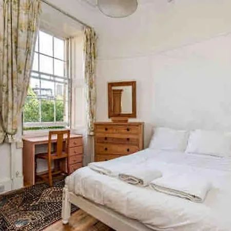 Central Claremont Townhouse Edinburgh