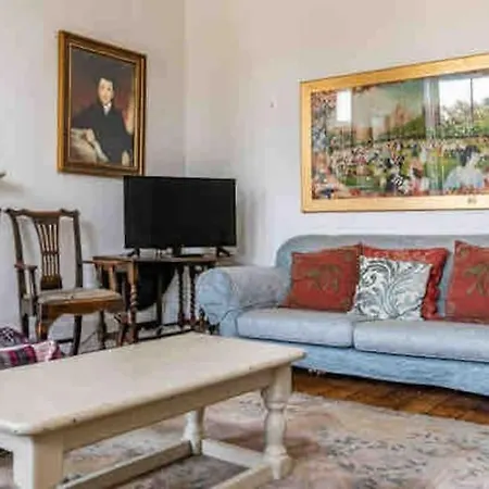 Central Claremont Townhouse Holiday home