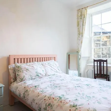 Central Claremont Townhouse Holiday home *