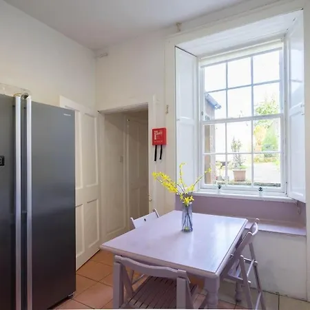 Central Claremont Townhouse Edinburgh