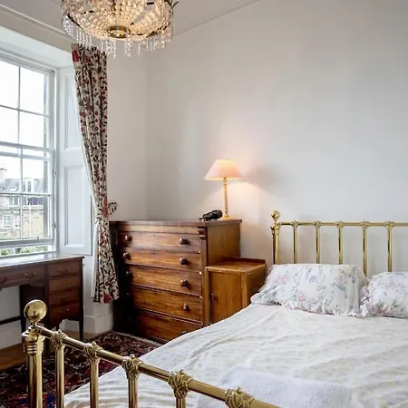Central Claremont Townhouse Holiday home *