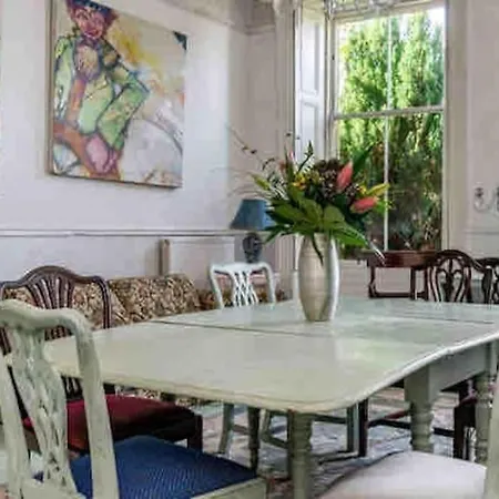 Central Claremont Townhouse Edinburgh