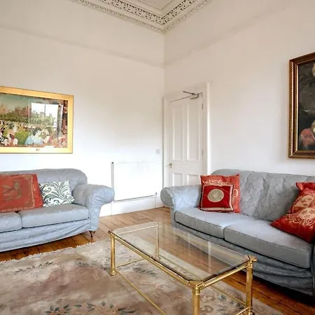 Holiday home Central Claremont Townhouse