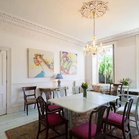 Central Claremont Townhouse Holiday home *