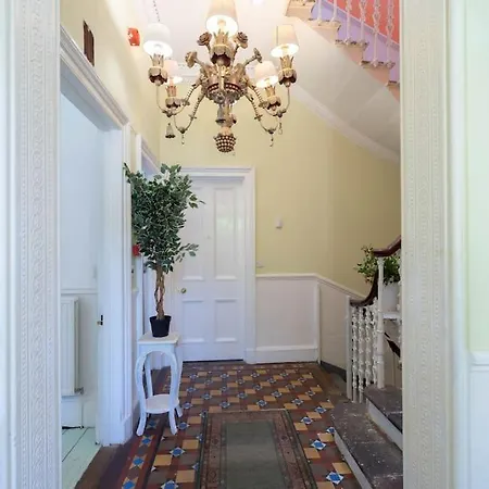 Central Claremont Townhouse Holiday home