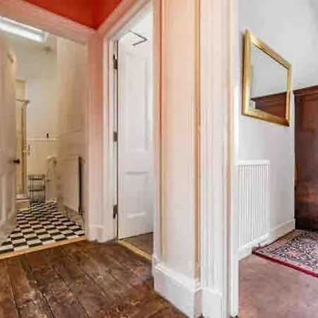 Central Claremont Townhouse Edinburgh