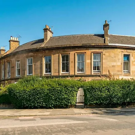 Central Claremont Townhouse Holiday home *