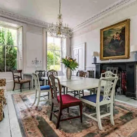 Central Claremont Townhouse Holiday home