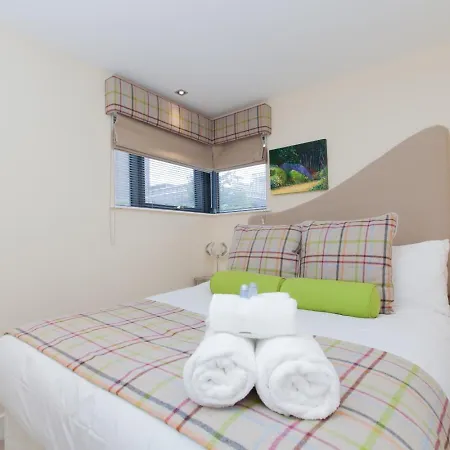 Stylish Centre 2 Bed House - Amazing Location Daire