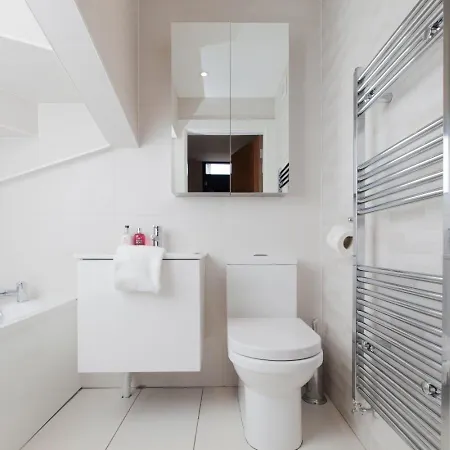 Stylish Centre 2 Bed House - Amazing Location Apartment