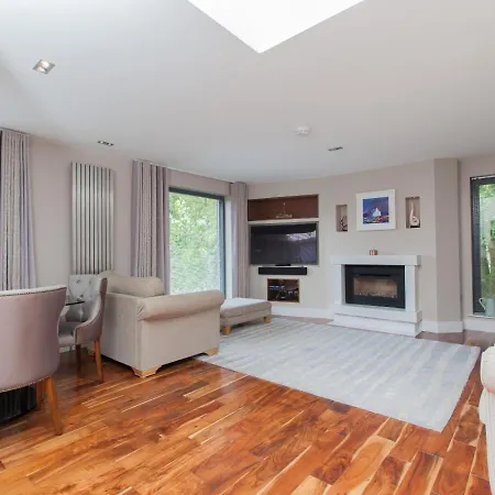 Daire Stylish Centre 2 Bed House - Amazing Location *