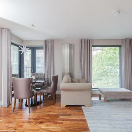 Stylish Centre 2 Bed House - Amazing Location Daire *