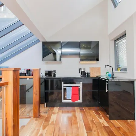 Stylish Centre 2 Bed House - Amazing Location Apartment *