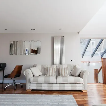 Stylish Centre 2 Bed House - Amazing Location * Edinburgh