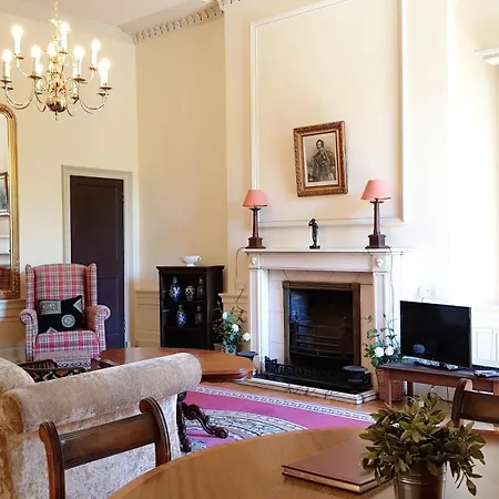 Spacious 2-bedroom Georgian * エディンバラ