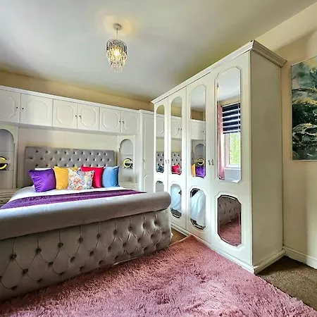 Apartment 2 Bed With 4 Beds & Parking *