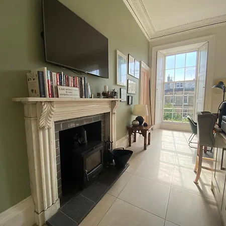 Georgian 4 Bedroom 3 Bathroom New Town *