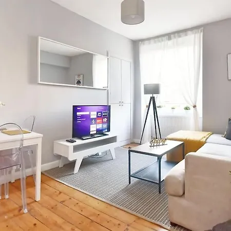 Cosy And Chic, Quiet In Leith Apartment