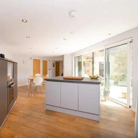 Stylish 3-bedroom 2-storey House With Patio And Balcony Near Princes Street アパート *