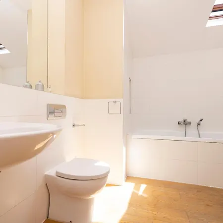 Stylish 3-bedroom 2-storey House With Patio And Balcony Near Princes Street *