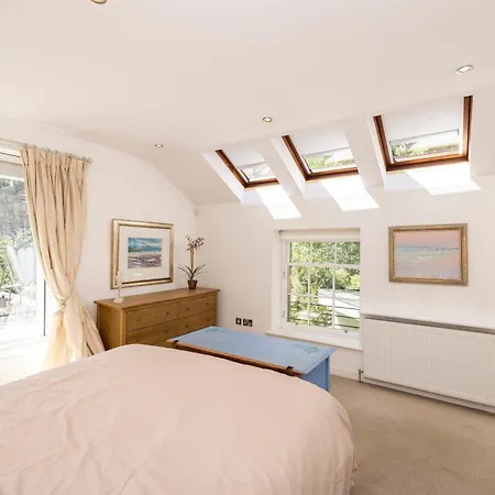 Stylish 3-bedroom 2-storey House With Patio And Balcony Near Princes Street Edinburgh