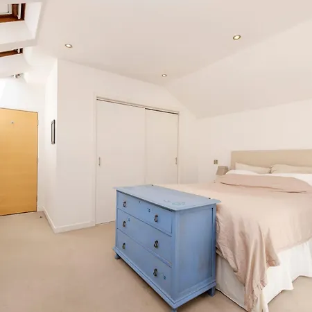 Stylish 3-bedroom 2-storey House With Patio And Balcony Near Princes Street *