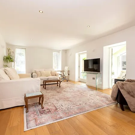 Stylish 3-bedroom 2-storey House With Patio And Balcony Near Princes Street