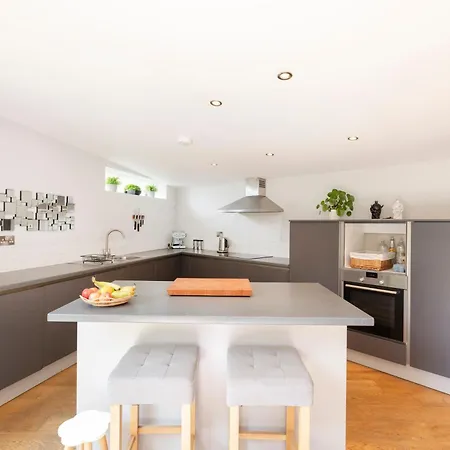 Daire Stylish 3-bedroom 2-storey House With Patio And Balcony Near Princes Street