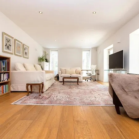 Stylish 3-bedroom 2-storey House With Patio And Balcony Near Princes Street *