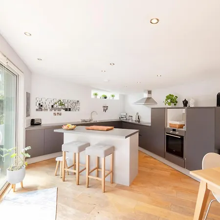 Stylish 3-bedroom 2-storey House With Patio And Balcony Near Princes Street Apartmán