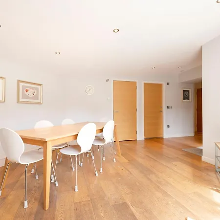 Daire Stylish 3-bedroom 2-storey House With Patio And Balcony Near Princes Street