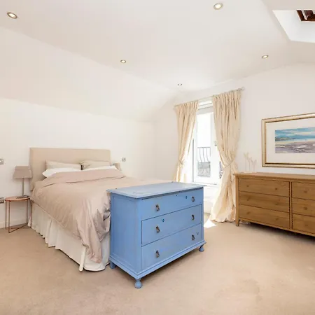 Stylish 3-bedroom 2-storey House With Patio And Balcony Near Princes Street Διαμέρισμα *