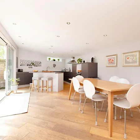 Stylish 3-bedroom 2-storey House With Patio And Balcony Near Princes Street * Edinburgh