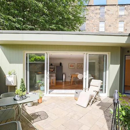 Apartmán Stylish 3-bedroom 2-storey House With Patio And Balcony Near Princes Street