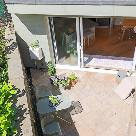 Stylish 3-bedroom 2-storey House With Patio And Balcony Near Princes Street アパート *