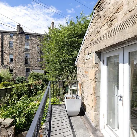 Stylish 3-bedroom 2-storey House With Patio And Balcony Near Princes Street アパート *