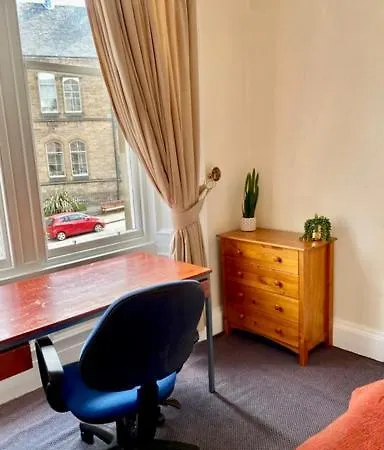 Large 5 Bedroom Flat In Marchmont *