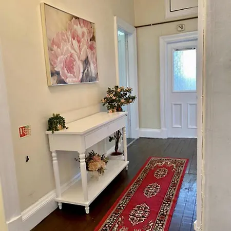 Large 5 Bedroom Flat In Marchmont * Edinburgh