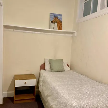 Large 5 Bedroom Flat In Marchmont * Edinburgh