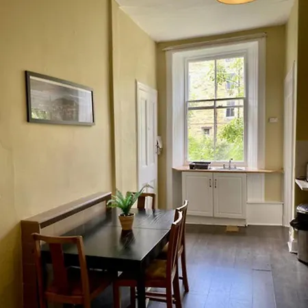 Large 5 Bedroom Flat In Marchmont
