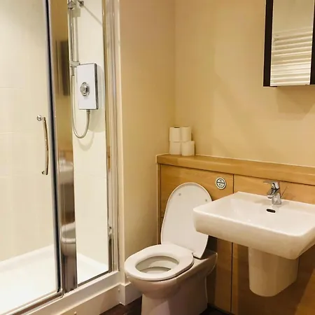 Stunning 2 Bedroom Flat In Apartment