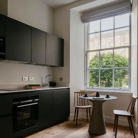 Aparthotel 33 Castle Terrace 4*