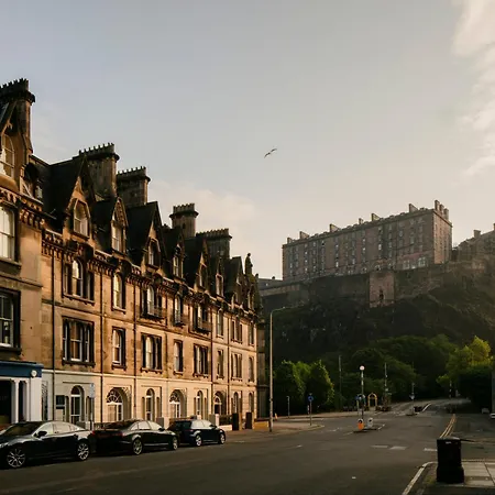 Aparthotel 33 Castle Terrace 4*
