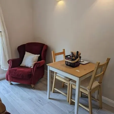 Lovely Modern One Bedroom Flat With Patio Area Apartment *