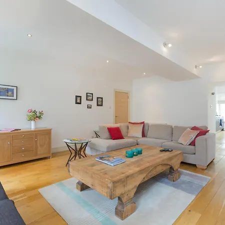 New Town Elegant 2-bedroom In The Heart Of The *