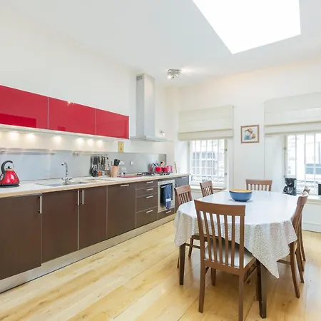 New Town Elegant 2-bedroom In The Heart Of The